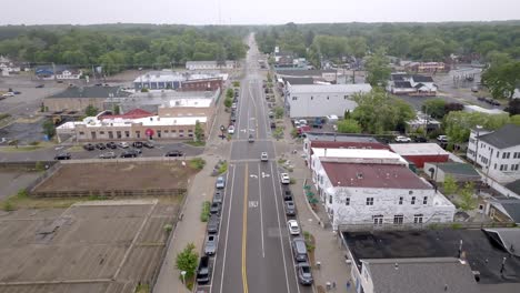 Downtown-New-Buffalo,-Michigan-with-drone-video-moving-in