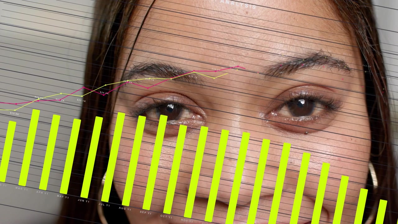 Mulher de frente para a câmera, com marcadores aparecendo e se tornando barras de néon varrendo o rosto, mostrando tendências de dados.