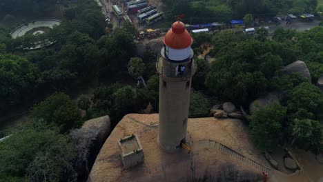 Mamallapuram-Leuchtturm-Sitzt-Zwischen-Berühmten-Felsen-Gehauenen-Tempeln-Der-Pallava-ära,-Aufgenommen-Mit-Phantom-4-Pro-4-K-Drohne