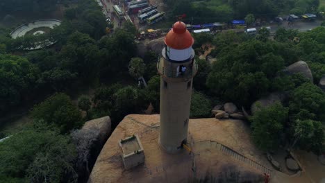 faro de mamallapuram sentado entre famosos templos tallados en roca pertenecientes a la era pallava filmada en phantom 4 pro 4 k drone