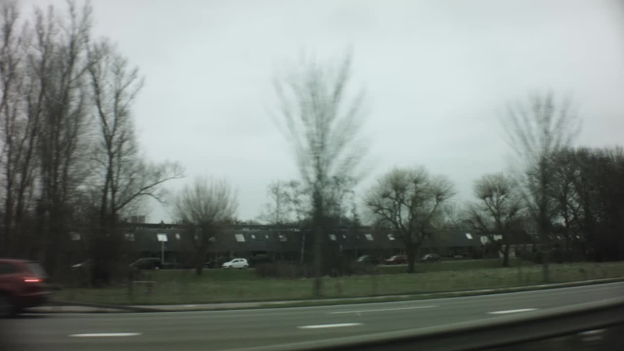 유럽의 빈티지 외관 도시 거리 풍경 초원과 함께 주거 동네의 외관