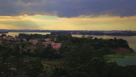 Wunderschöne-Luftaufnahme,-Die-Bei-Sonnenuntergang-Rückwärts-über-Die-Favelas-Von-Sao-Paulo-Fliegt