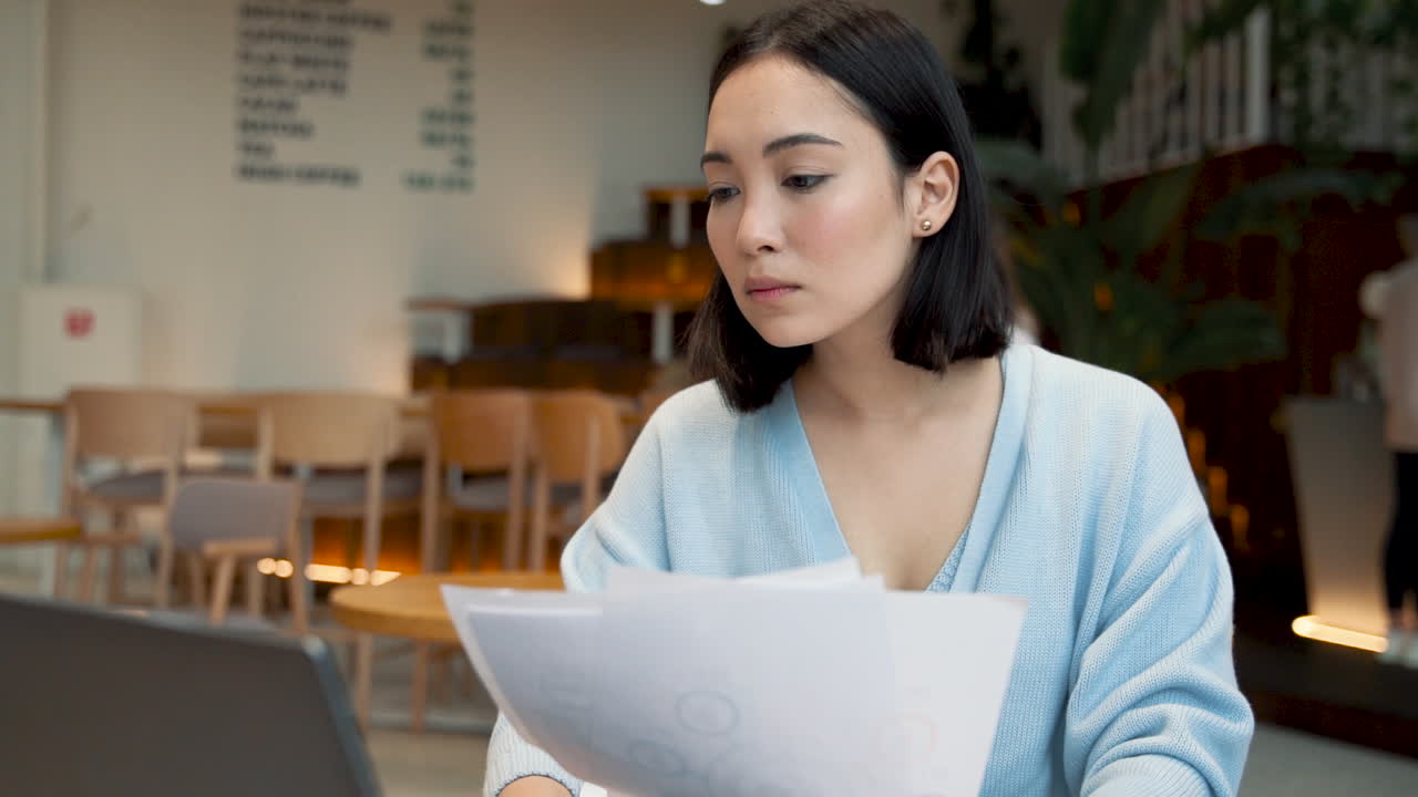 커피숍에서 취업 서류를 상담하는 비즈니스 우먼 2