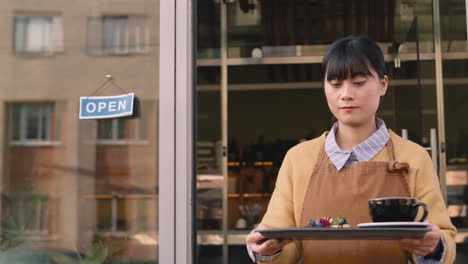 una mujer de negocios consultando documentos de trabajo en una cafetería 2