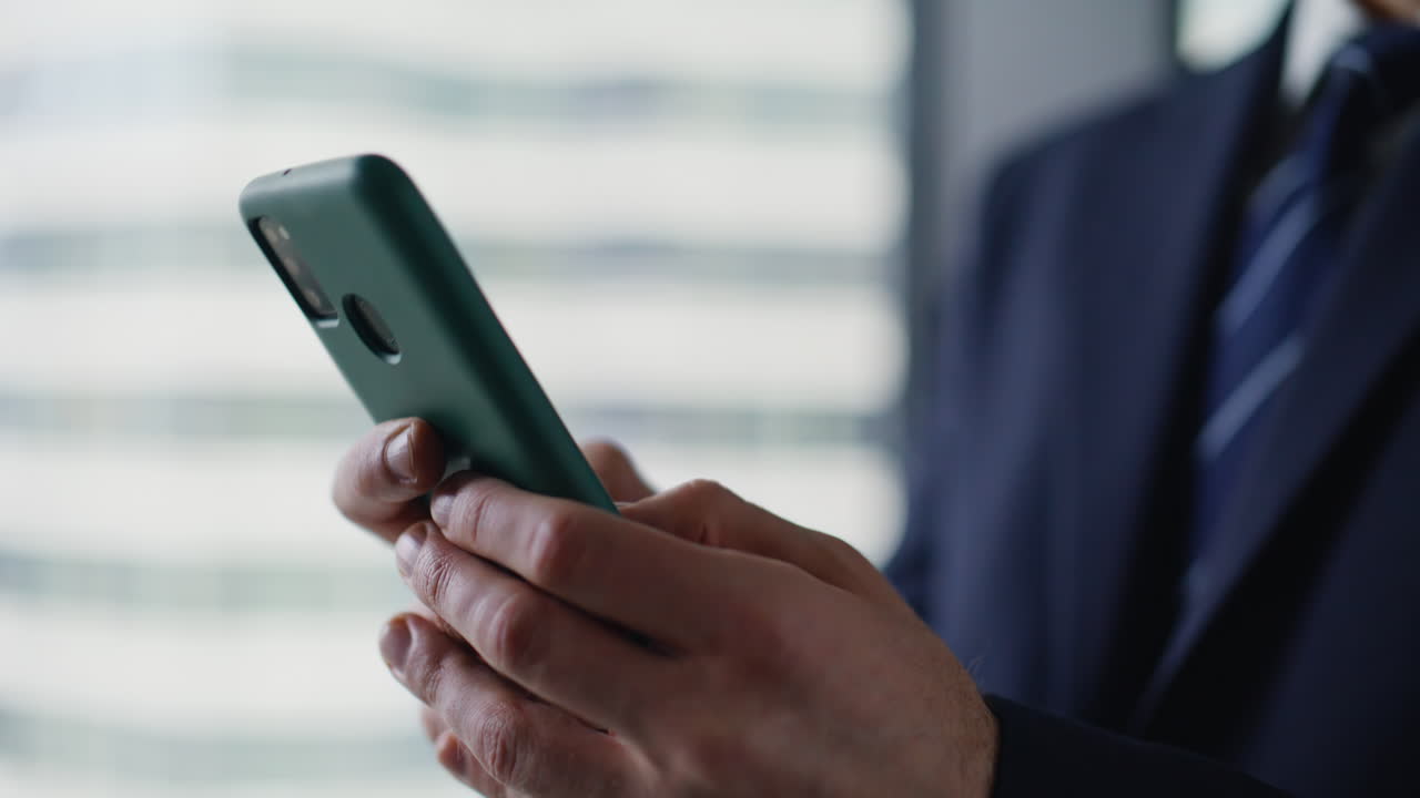 Forretningsmand bruger smartphone på kontoret