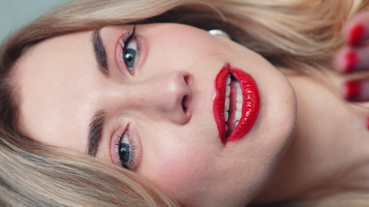 близкий портрет женщины с красной помадой