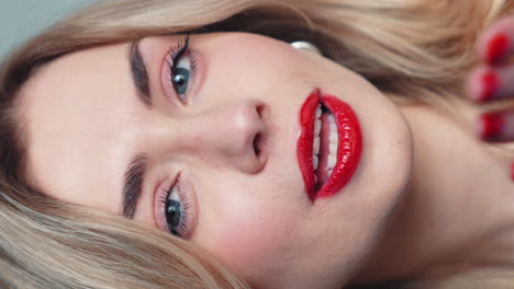 retrato en primer plano de una mujer con lápiz labial rojo