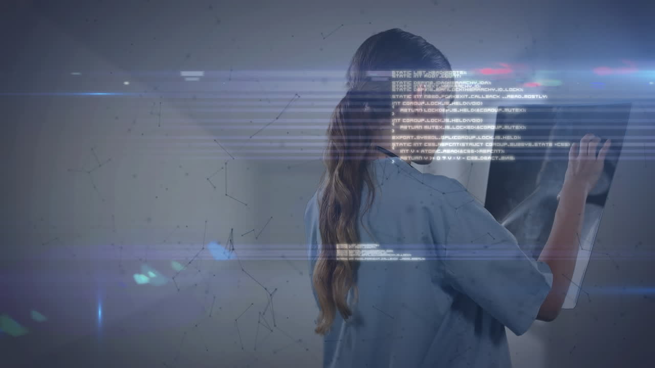 animación del procesamiento de datos sobre una médica que sostiene una exploración de rayos x