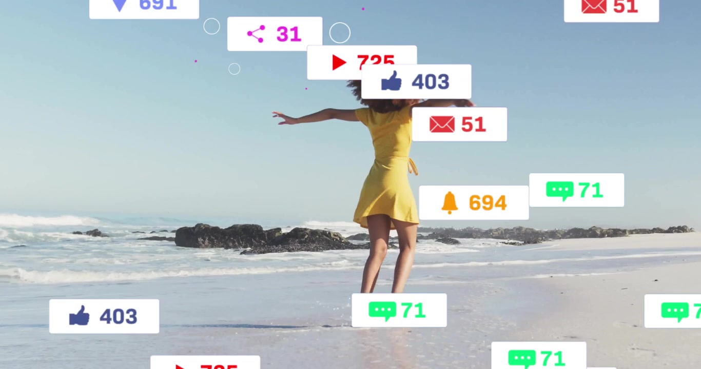 Kvinde pauser, løfter derefter armene og danser ved kystlinjen, hvilket genererer animerede sociale medie-målinger.