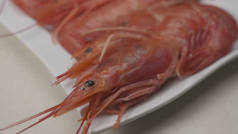 camarones rojos marisco fresco en el plato