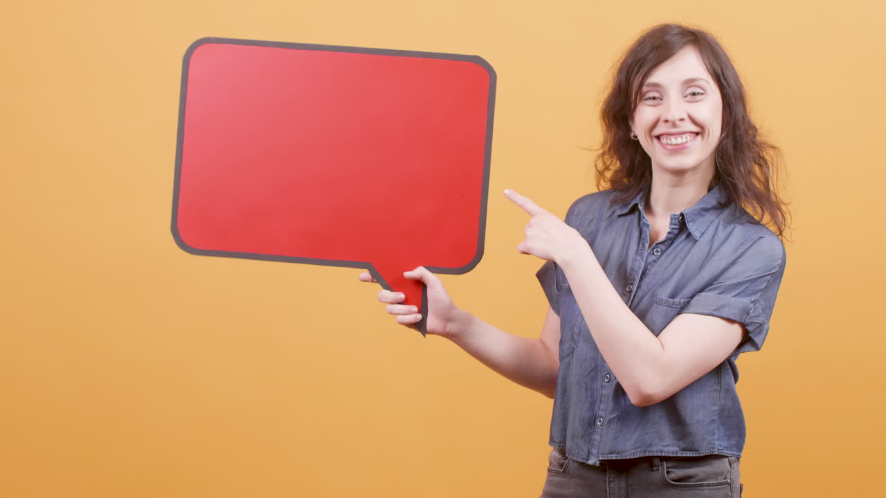 Женщина с речью пузырь