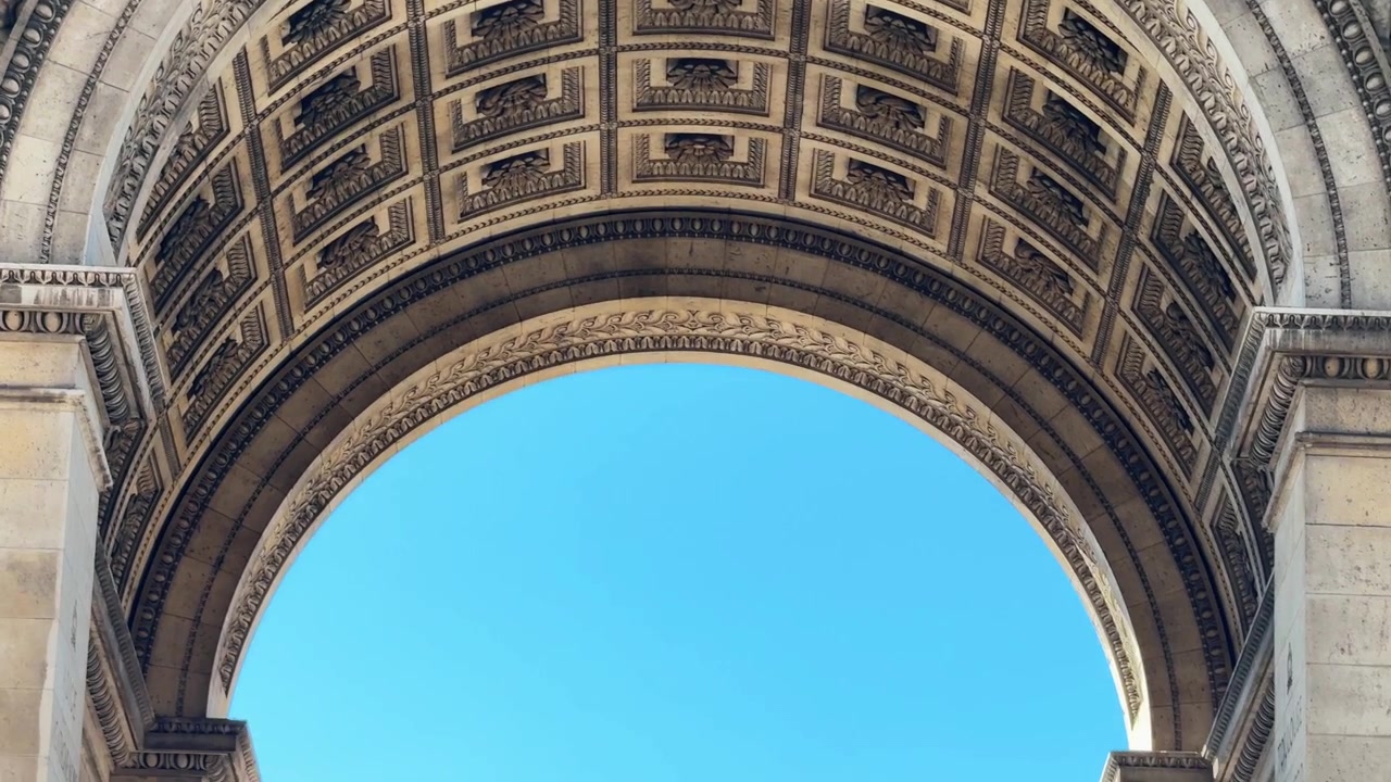 Vista del soffitto all'interno dell'arcata principale dell'Arco di Trionfo a Parigi, Francia.