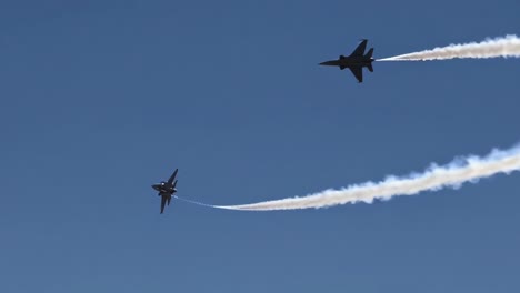 aviones de combate realizando maniobras aéreas