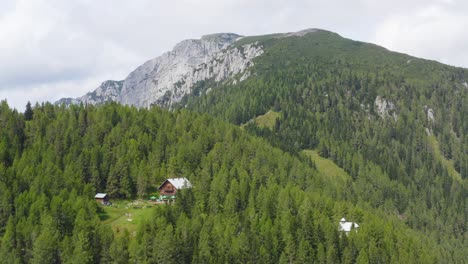 Vista-Panorámica-De-Drones-Aéreos-De-Montañas-Con-Cabaña-De-Montaña-En-Primer-Plano