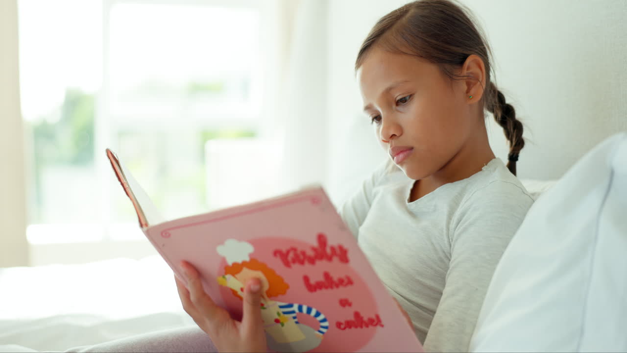 Dormitorio, lectura y niña con un libro en casa