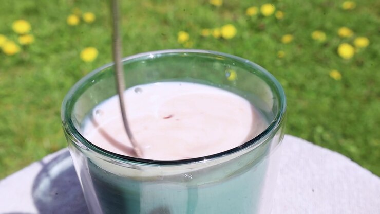 Video: mescolare il latte con cacao in polvere