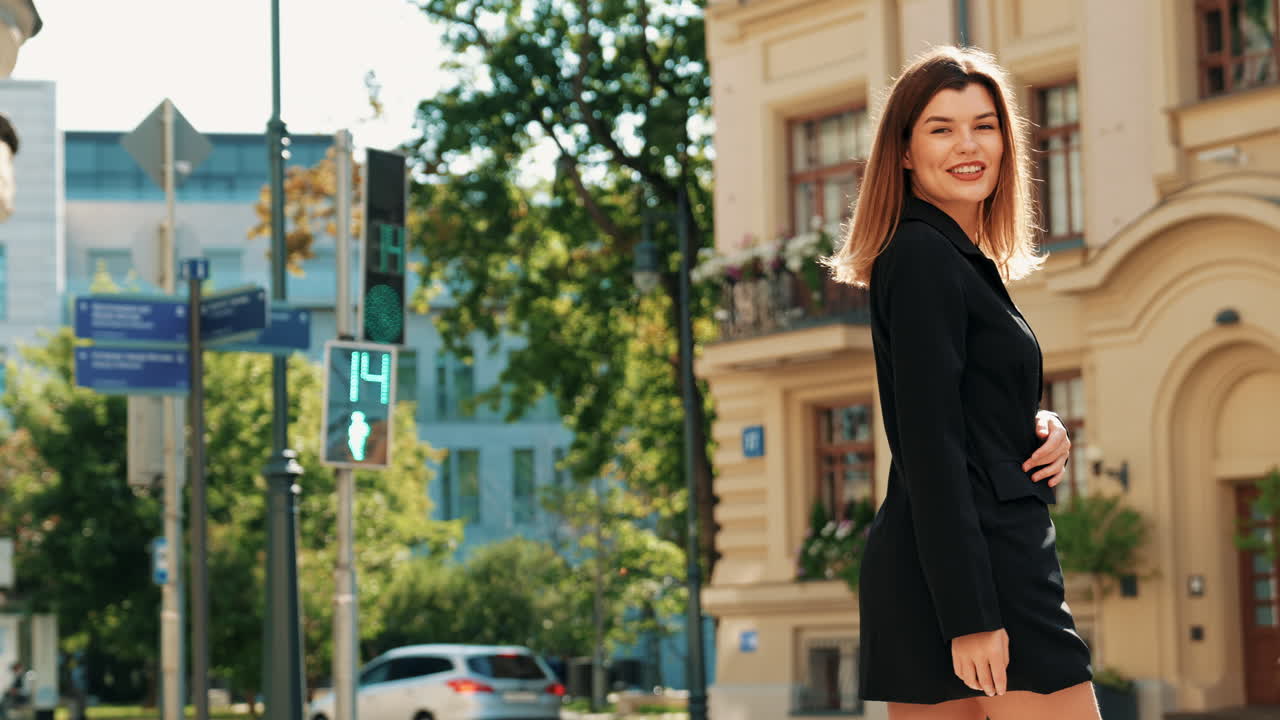 도시 거리에서 검은색 블레이저를 입은 웃는 여자