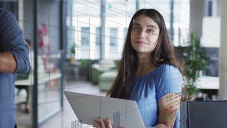 Animación-De-Gráficos-Y-Tablero-De-Comercio-Sobre-Una-Mujer-De-Negocios-Caucásica-Usando-Una-Computadora-Portátil-En-La-Oficina