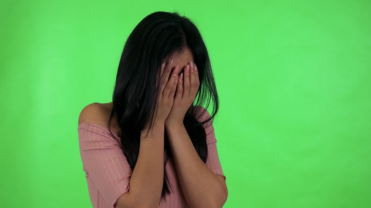매력적인 젊은 아시아 여성이 울고 있습니다. - 그린 스크린 스튜디오