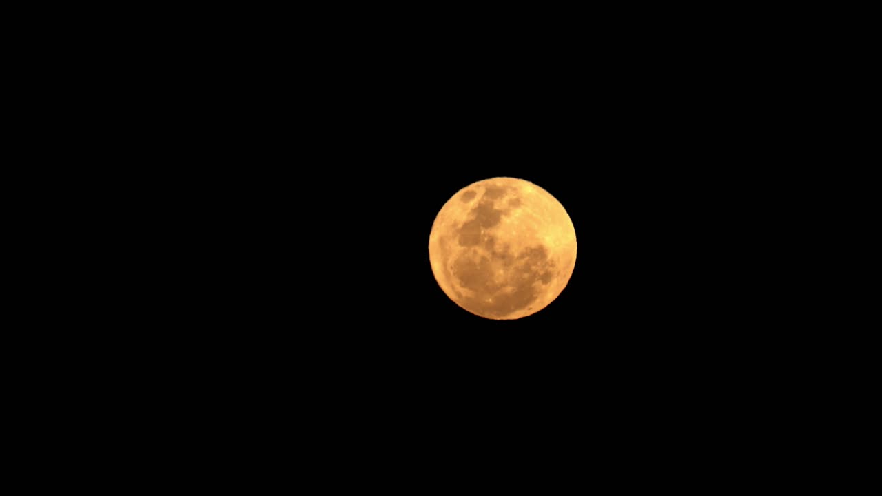 A lua nascendo sobre a Península Sul.