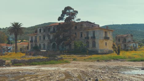 Verlassenes-Hotel-In-Wunderschöner-Küstengegend.-Weitwinkelaufnahme