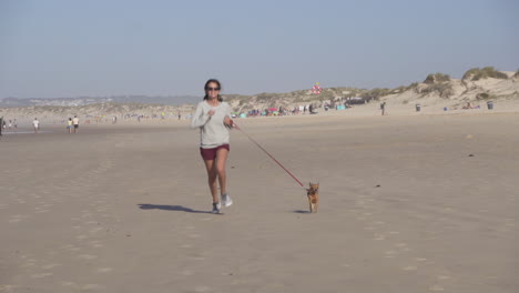 Mujer-Corriendo-Con-Perro-Chihuahua-En-La-Playa