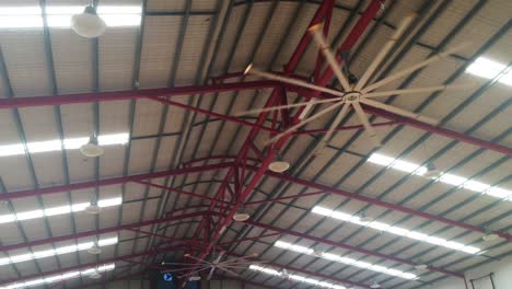 dos grandes ventiladores de techo industriales