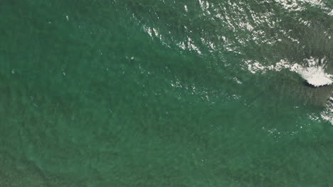 vista aérea de las olas turquesas del océano