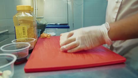 el cocinero pone un pedazo de carne en una tabla de cortar