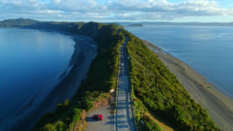 Malerischer-Drohnenüberflug-über-Oceanview-Road,-Chile-Insel-Chiloé,-4k