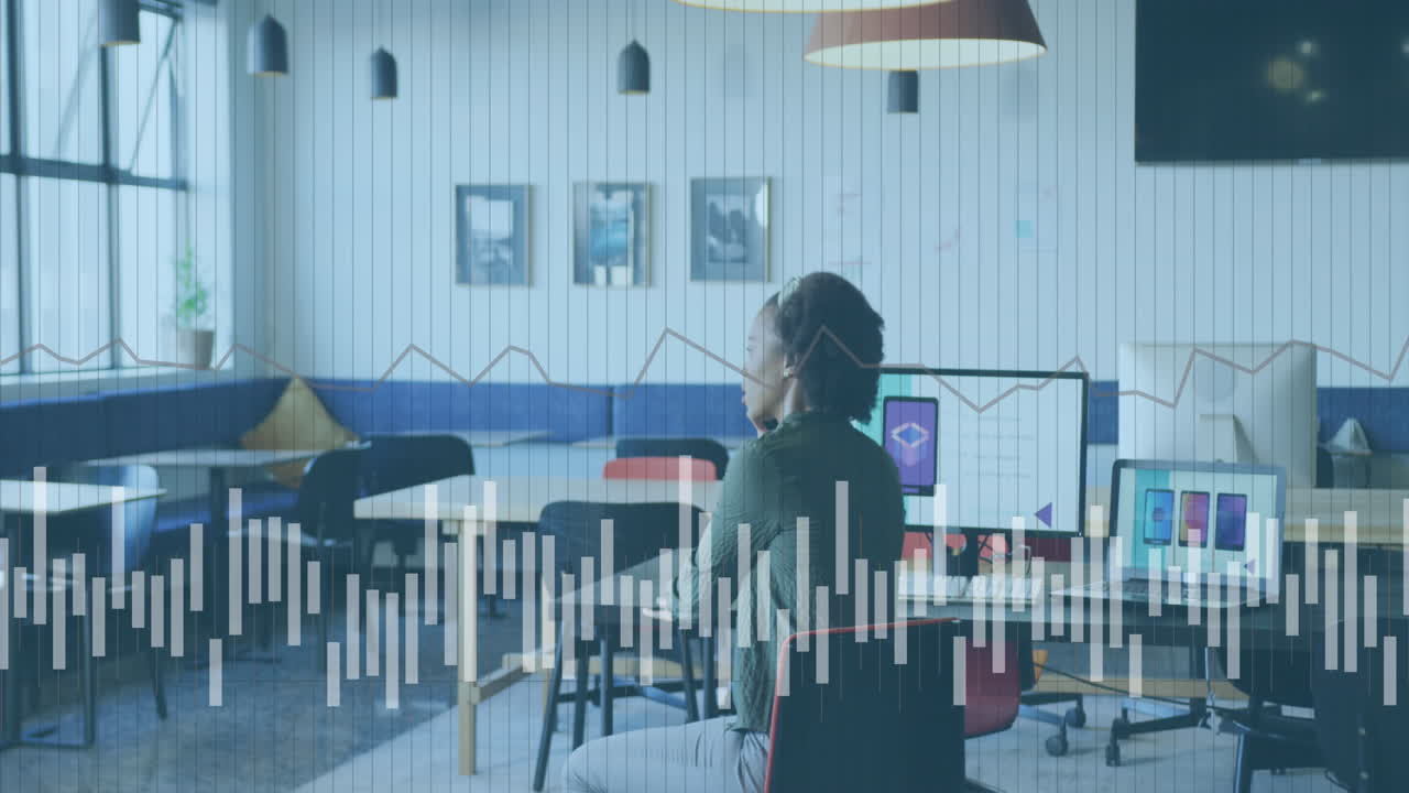 animación del procesamiento de datos sobre una mujer de negocios afroamericana que trabaja en la oficina