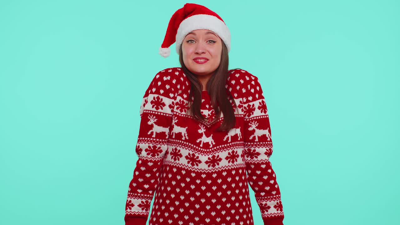 chica alegre en la navidad santa suéter recibiendo caja de regalos, expresando asombro felicidad
