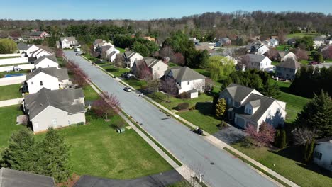 Row-of-Middle-Class-Homes-in-American-Suburb-during-sunny-day