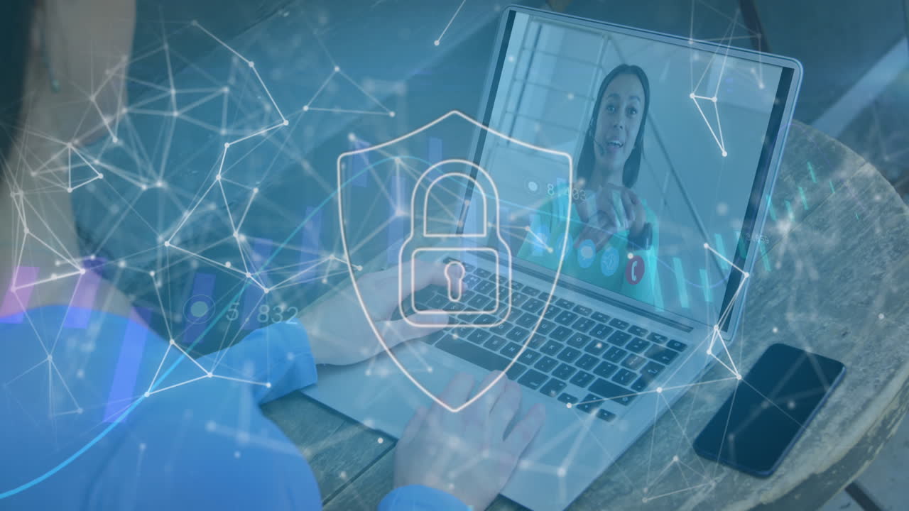animación de bloqueo de seguridad en línea y cadena sobre mujer en llamada de video portátil