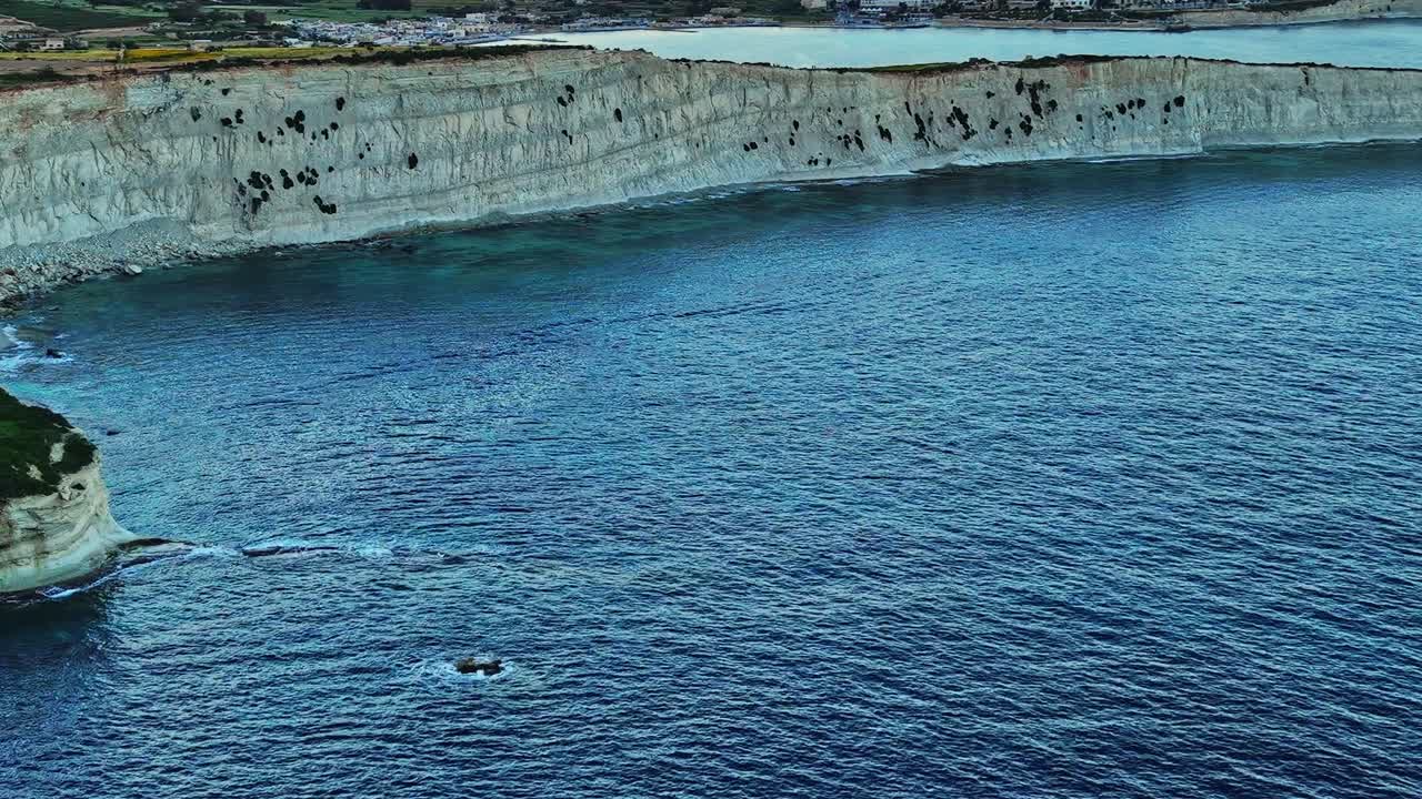 Costa di Malta con scogliere e acque calme in una giornata di sole