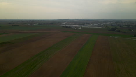 Toma-Aérea-Del-Campo-Agrícola-Durante-El-Día-De-Niebla-En-La-Naturaleza