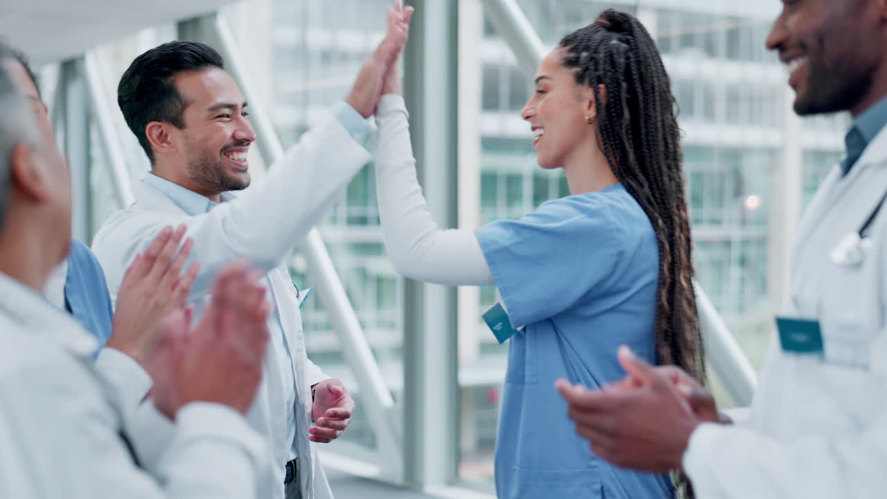 médicos, enfermeras y cinco de alto