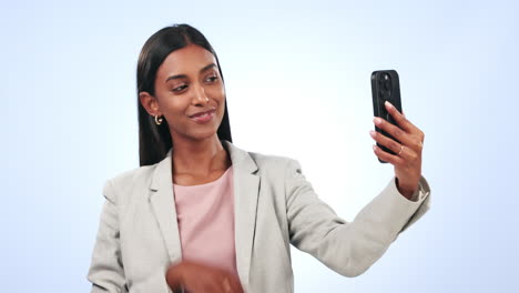 Telefon,-Selfie-Und-Geschäftsfrau-In-Einem-Studio