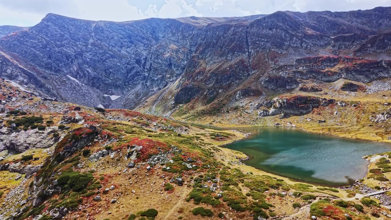 Uzak bir bölgede gün içinde gölü olan dağ manzarası