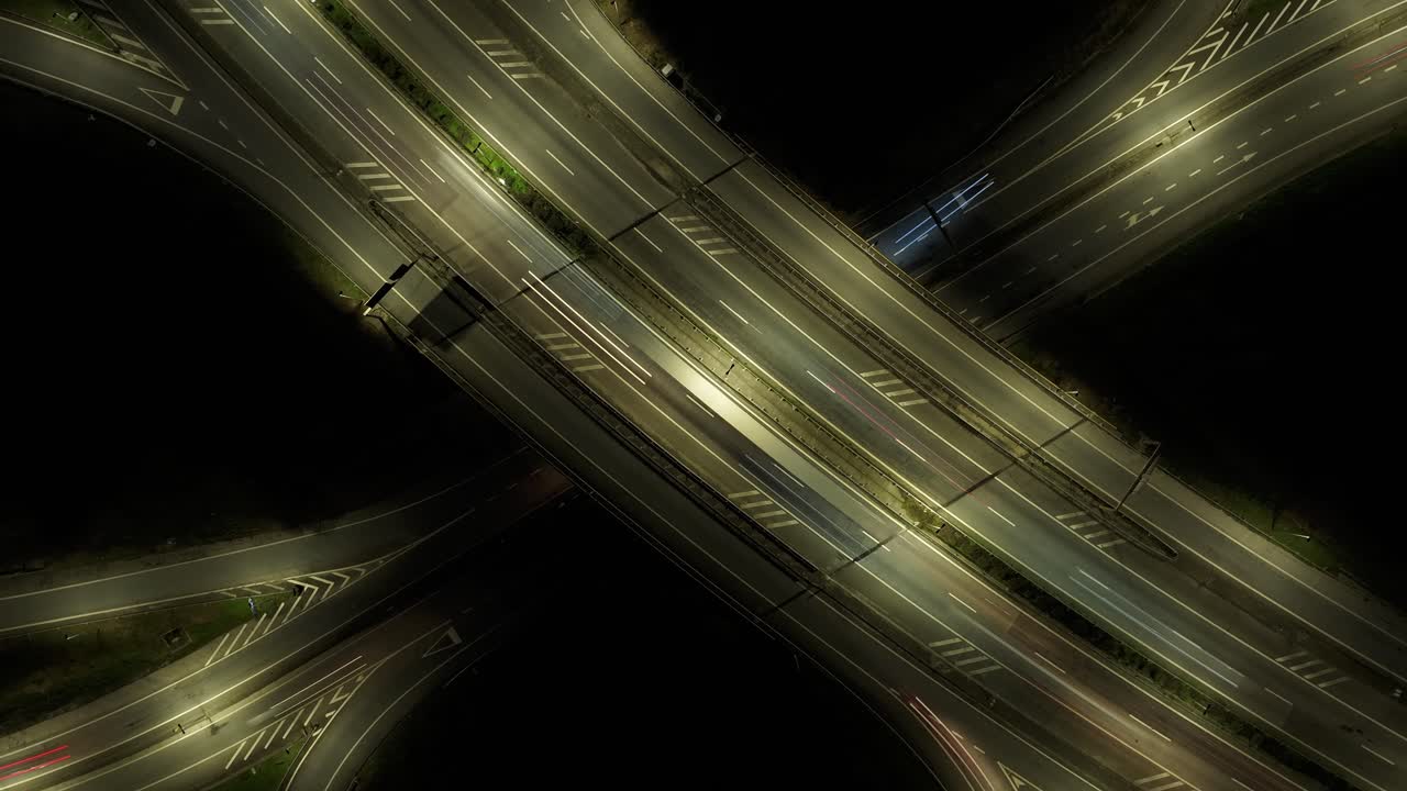Hyperlapse in spirale ascendente di drone del traffico dell'ora di punta sull'uscita autostradale.
