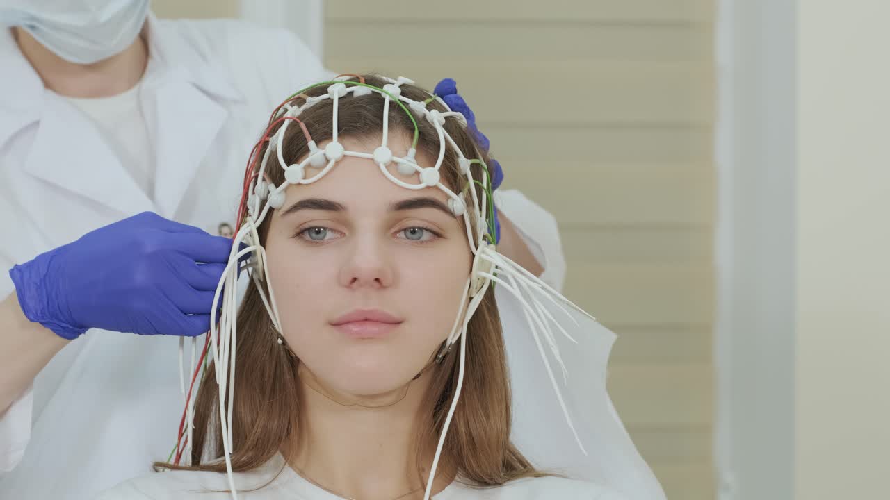 тестирование мозга пациента с помощью энцефалографии в медицинском центре