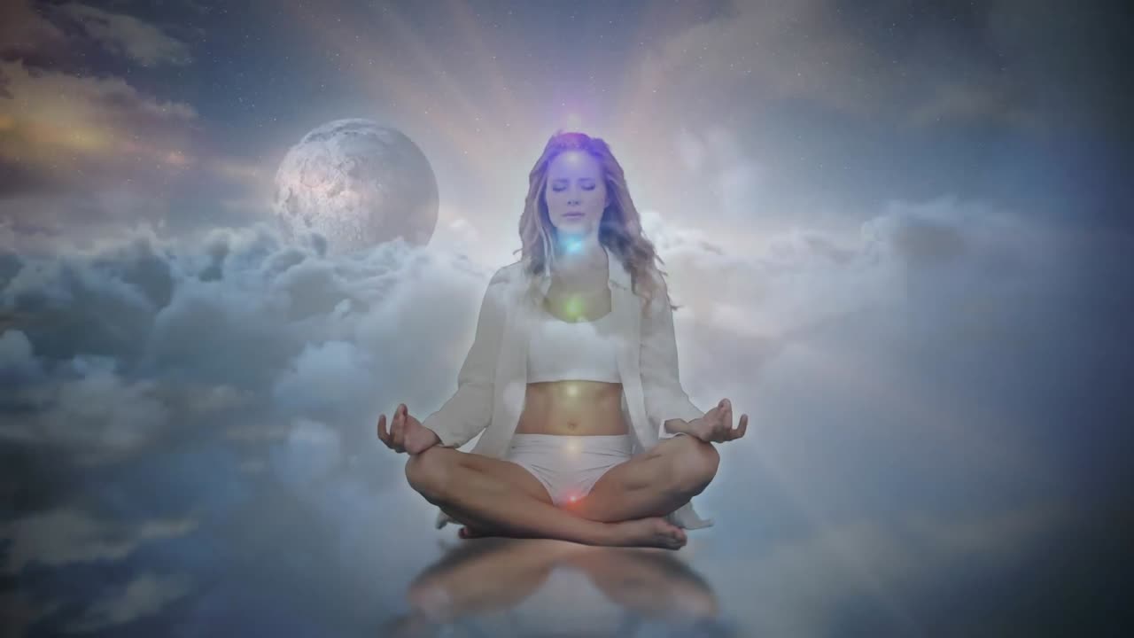 animación de luz brillante sobre una mujer practicando yoga contra nubes, planetas y cielo