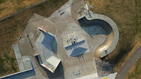 Skateboarder-Kommen-Mitten-In-Einem-Skatepark-Zu-Gesprächen-Zusammen