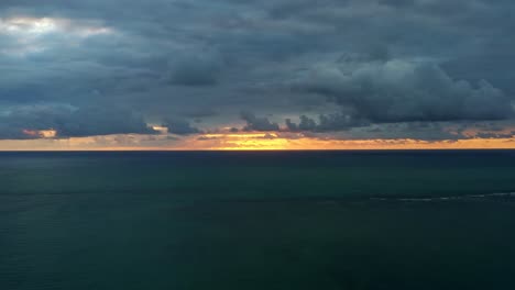 magnífico lapso de tiempo de drones aéreos de un amanecer naranja vívido con pequeñas olas y agua azul tropical del océano y debajo de la playa de pozos cerca de joao pessoa, brasil