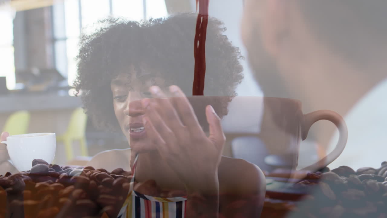 커피 한 잔의 애니메이션 다양한 커플이 대화하고 커피를 마시고 있습니다.