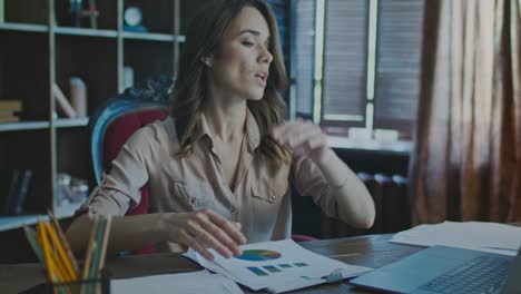 mujer de negocios que piensa analizando datos gráficos, investigación de mercado empresarial