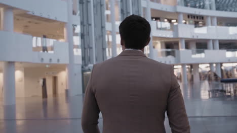 hombre de negocios en un vestíbulo de un edificio moderno