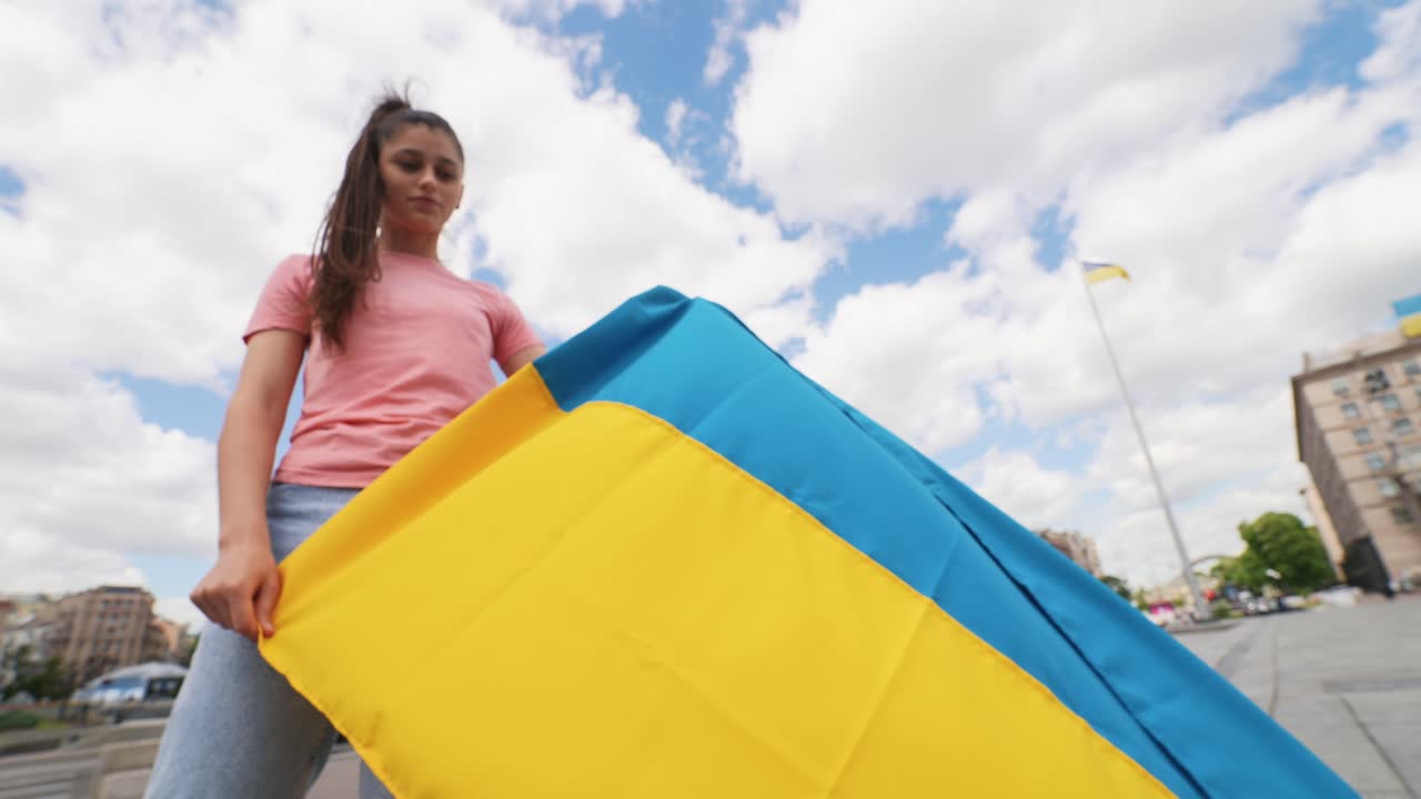 mujer sosteniendo bandera ucraniana