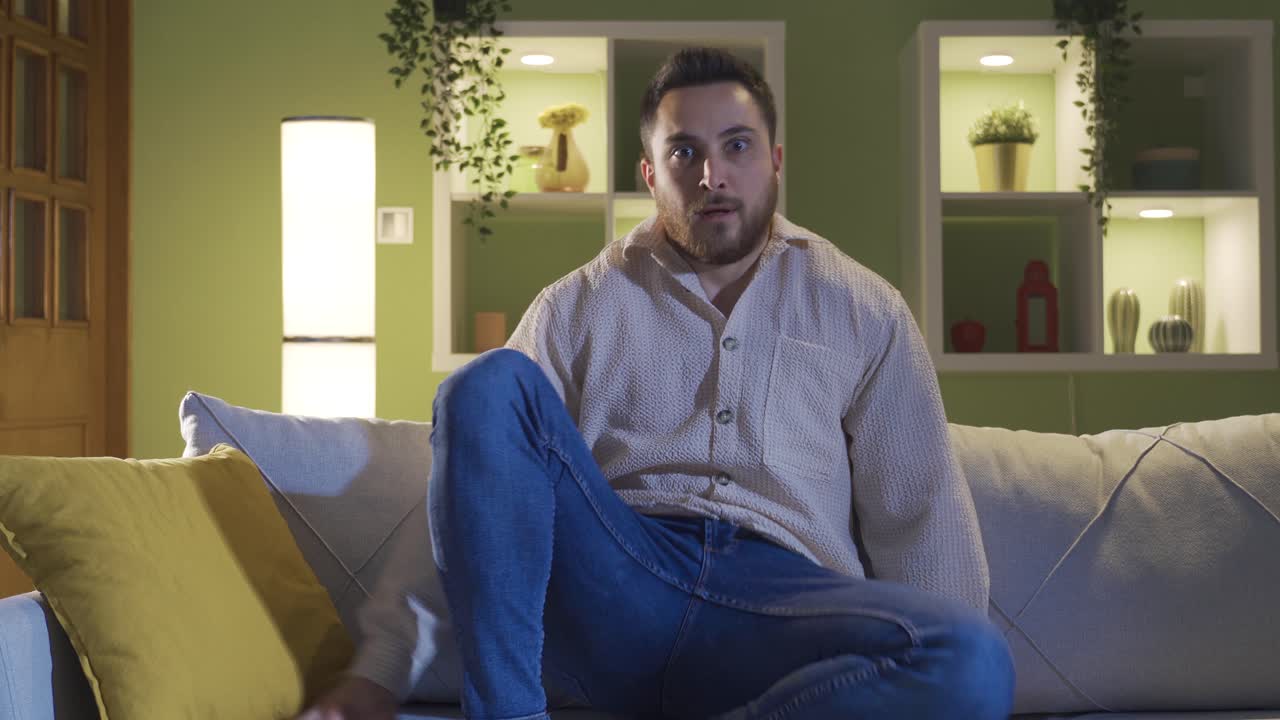 el esquizofrénico sentado solo en casa tiene miedo de las alucinaciones.