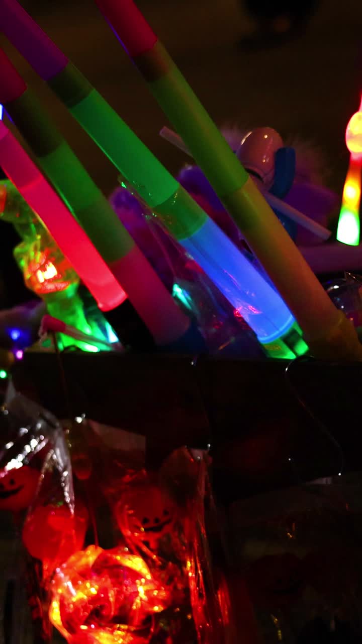 palos brillantes y luces en la oscuridad